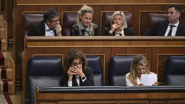 Las vicepresidentas María jesús Montero y Yolanda Díaz, este jueves en el Pleno del Congreso de los Diputados.