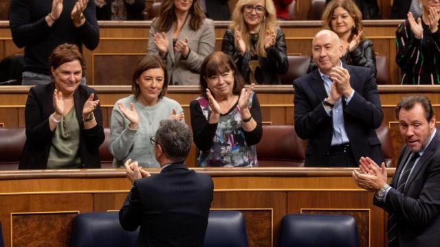 Los diputados socialistas aplauden, ante Félix Bolaños y Óscar Puente, tras la votación.