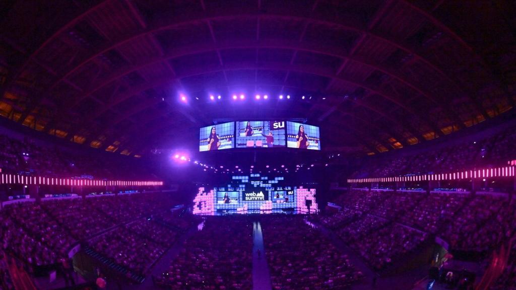 Vista general del escenario central durante la noche inaugural de Web Summit 2024 el 11/11/24 en el MEO Arena de Lisboa, Portugal.