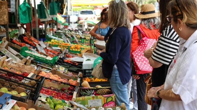 Varias personas esperan en un mercado de la Comunidad de Madrid