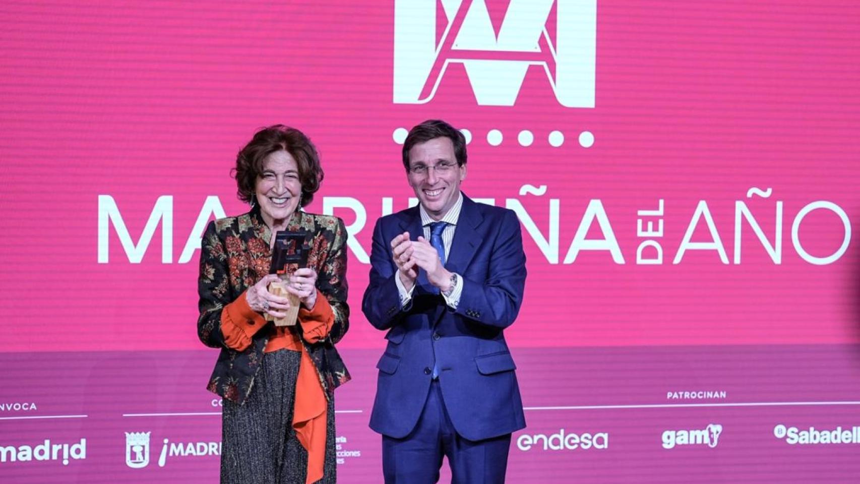 La catedrática Carmen Iglesias y el alcalde de Madrid, José Luis Martínez-Almeida, durante la entrega del Premio Madrileña del Año.