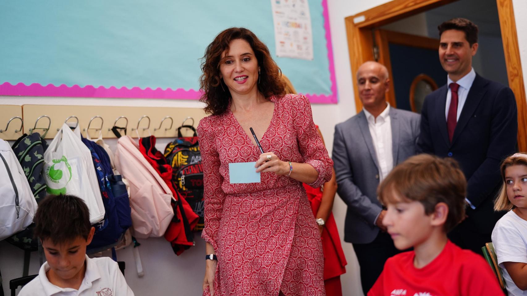 Isabel Díaz Ayuso y Emilio Viciana durante la visita a un colegio.