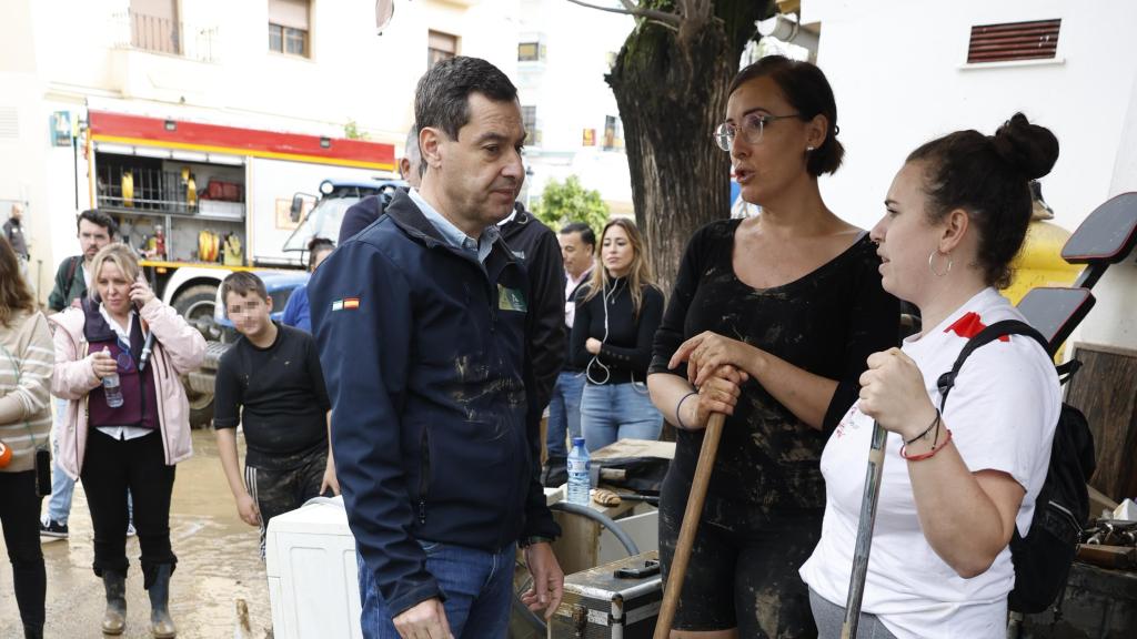 Juanma Moreno, en su visita a Benamargosa.