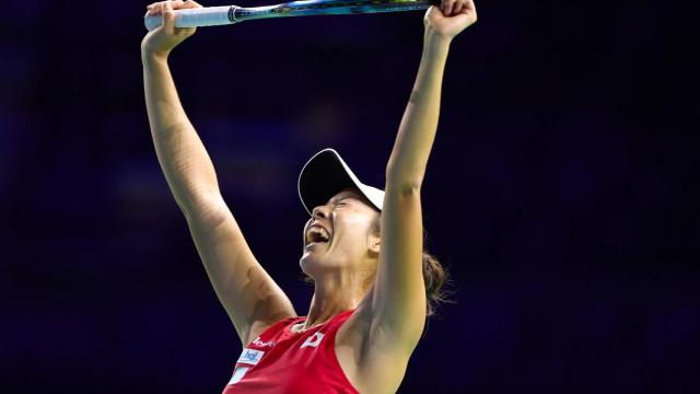 Ena Shibara anuncia la victoria que de su partido en la Billiea Jean King Cup