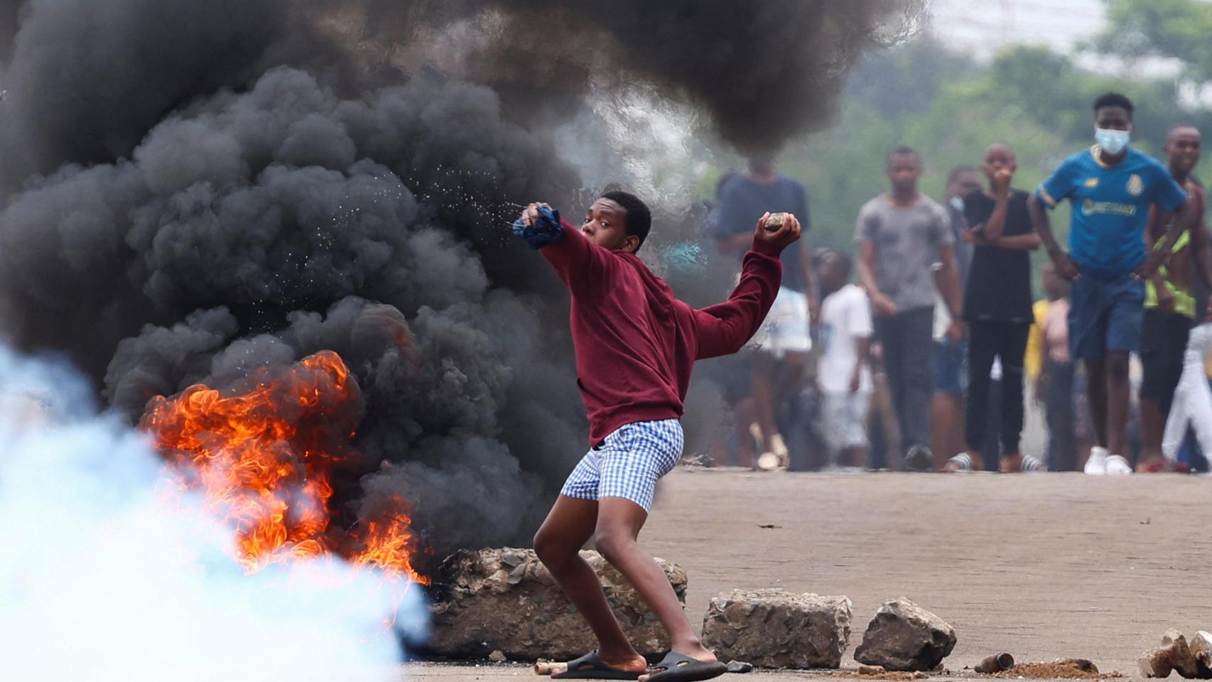 Un manifestante lanza una piedra durante una huelga nacional en Maputo, Mozambique , el 21 de octubre de 2024.