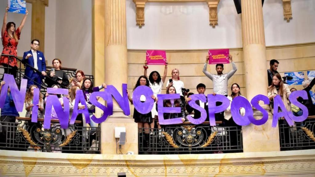 Colectivos en pro de los derechos de los niños celebran la prohibición del matrimonio infantil en el Senado de Colombia.