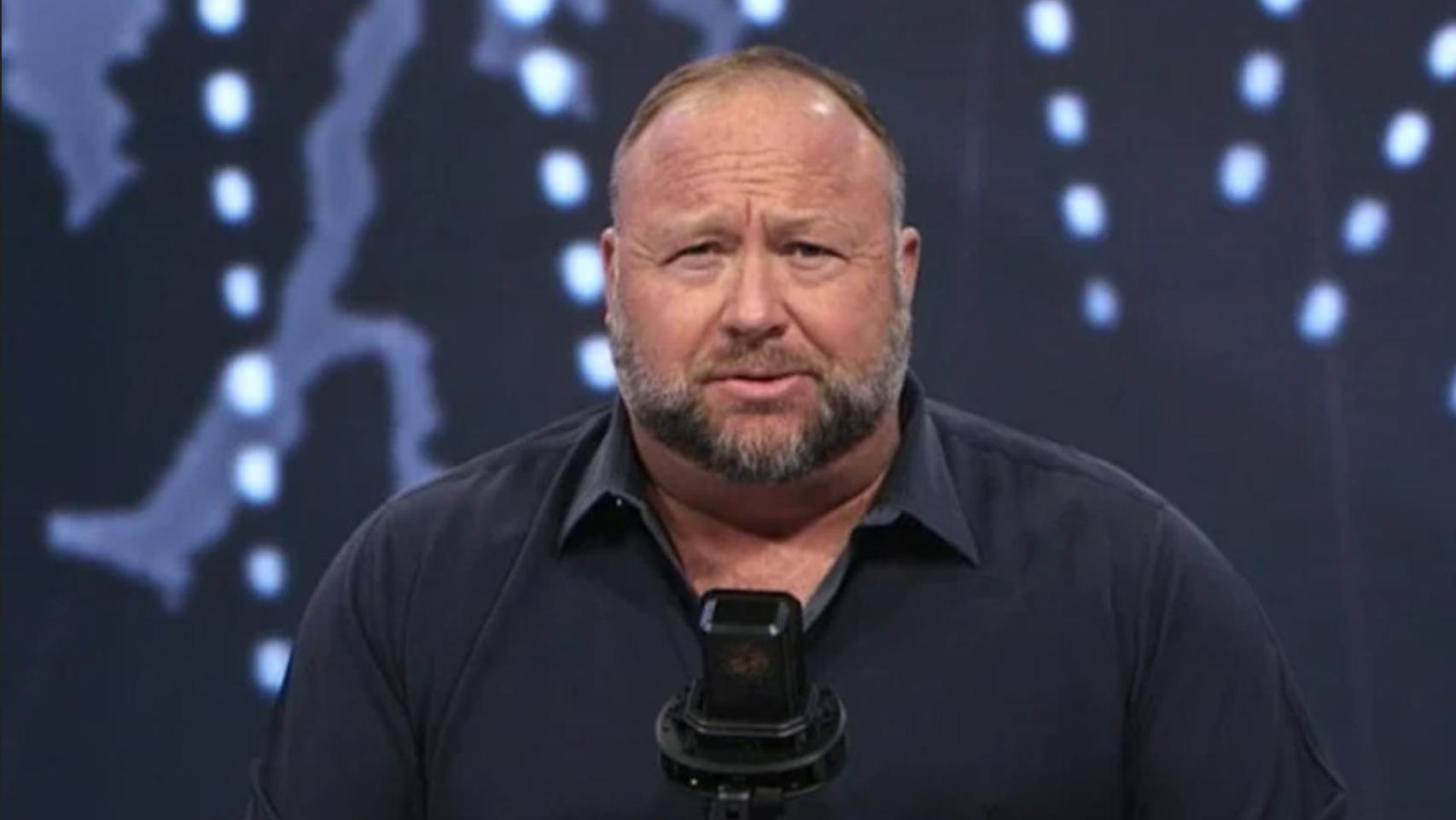 Alex Jones, en uno de sus programas de Infowars.