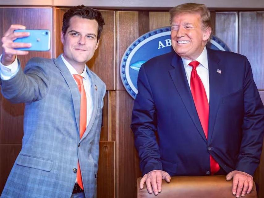 Matt Gaetz se toma un selfi con Donald Trump.