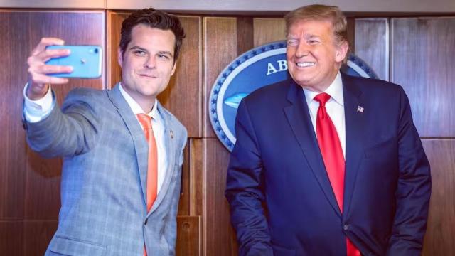 Matt Gaetz se toma un selfi con Donald Trump.