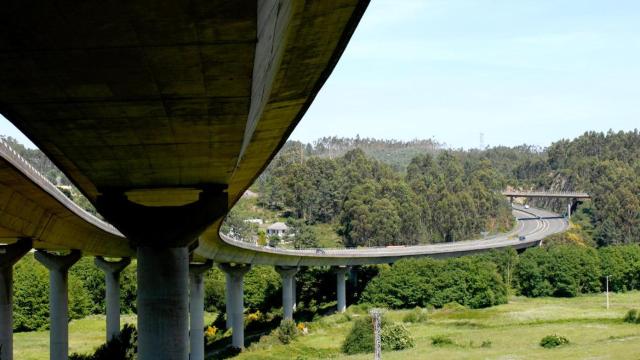 Tramo con viaducto de la AG-55 entre A Coruña y Carballo.