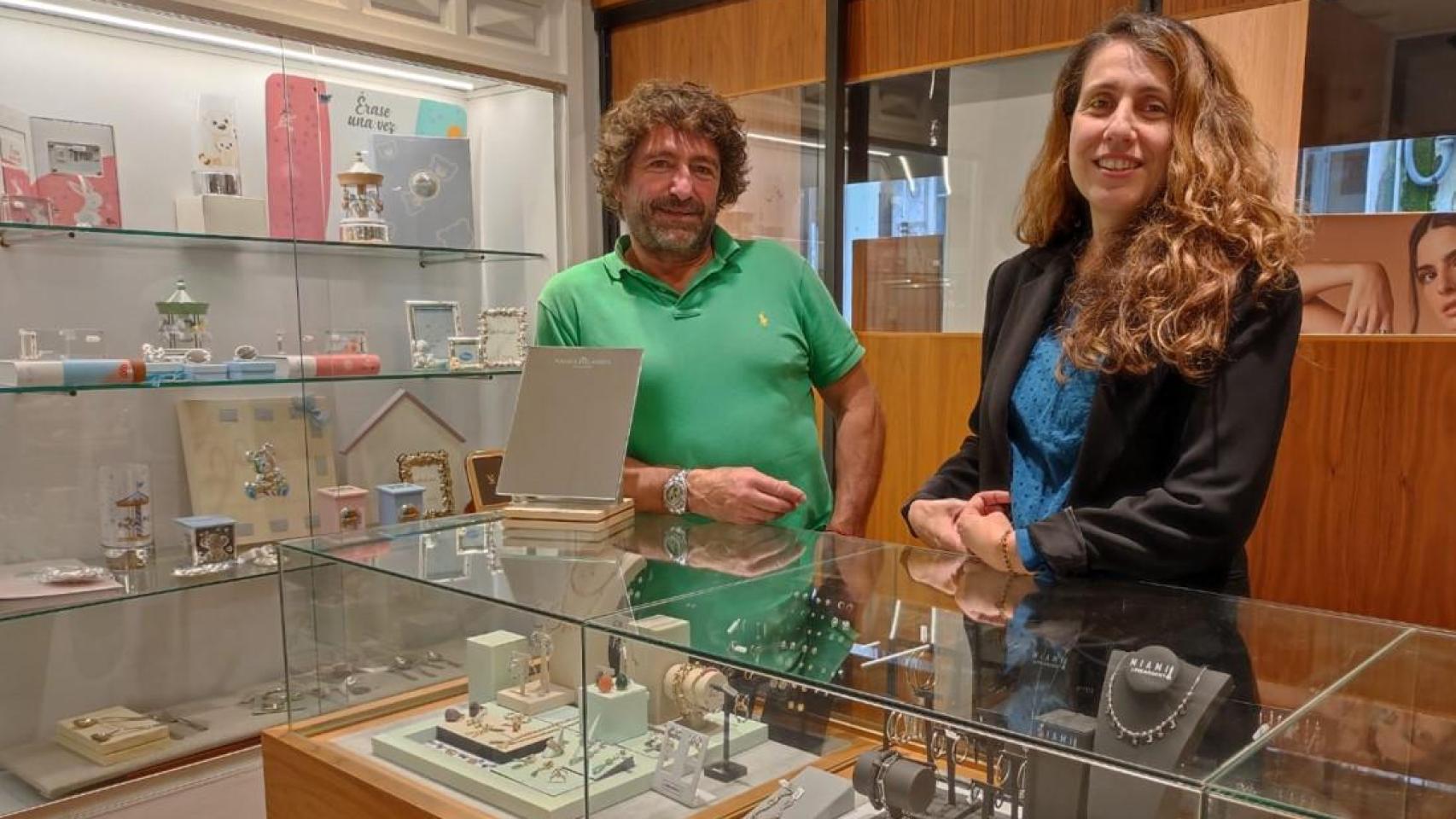 Antonio Amor y Beatriz Estrabiz, responsables de la joyería Amor de A Coruña.