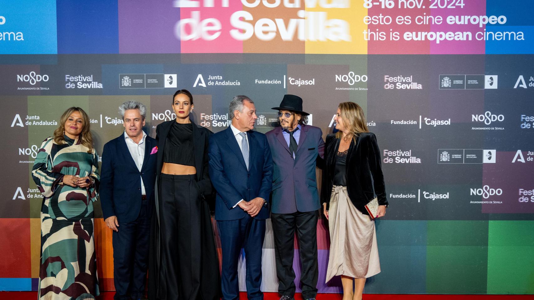 El actor y director Johnny Depp acompañado de la actriz Antonia Desplat, el alcalde de Sevilla, José Luis Sanz y el director del festival, Manuel Cristóbal