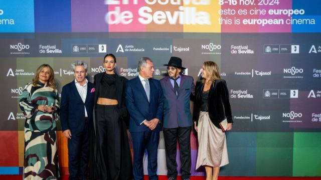 El actor y director Johnny Depp acompañado de la actriz Antonia Desplat, el alcalde de Sevilla, José Luis Sanz y el director del festival, Manuel Cristóbal