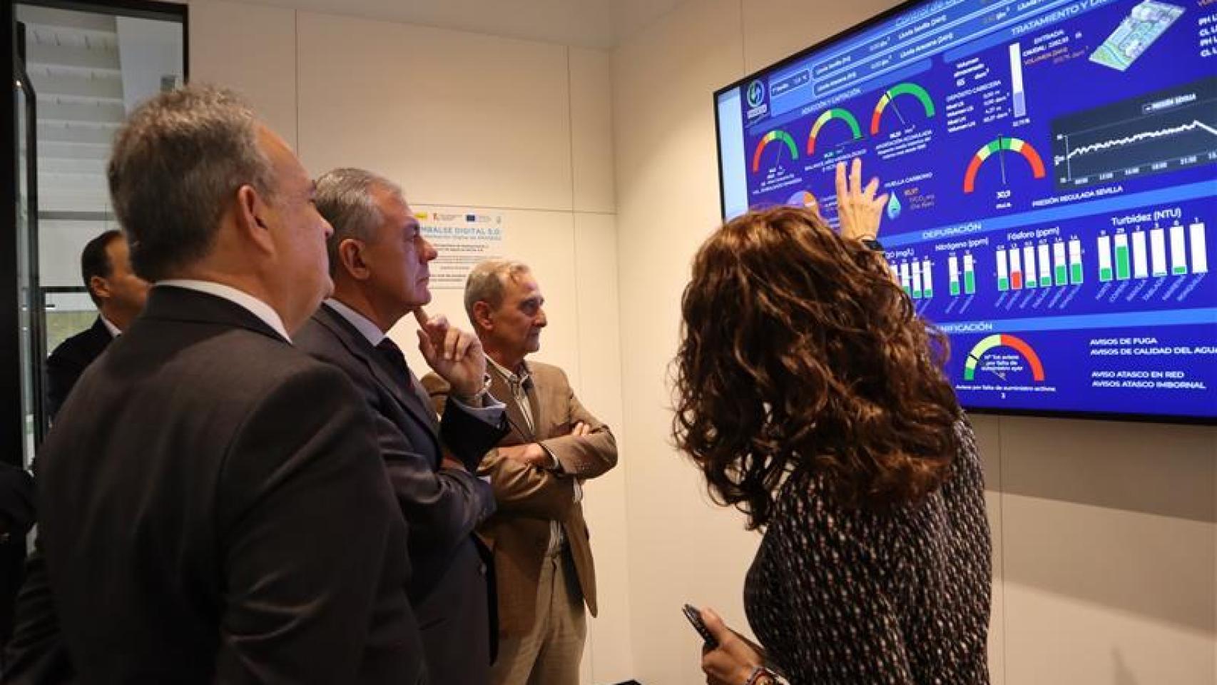 José Luis Sanz, en su visita al Centro de Control de Operaciones de Emasesa.