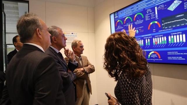 José Luis Sanz, en su visita al Centro de Control de Operaciones de Emasesa.