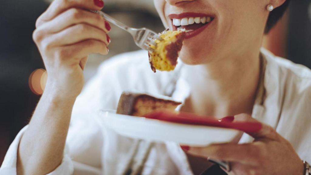 Una mujer tomando postre.