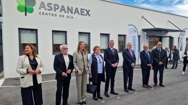 El presidente de la Xunta, Alfonso Rueda, entre otras autoridades, en la inauguración de la nueva residencia de Aspanaex en Vigo