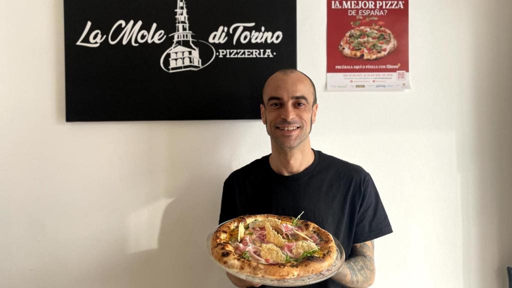 Fabio  Ognibene, de La Mole di Torino, con la pizza La Sfiziosa.