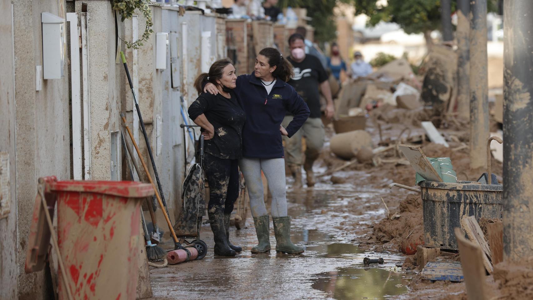 Voluntarios y vecinos trabajan para despejar una calle de Paiporta (Valencia). imagen de archivo. Efe/ Manuel Bruque