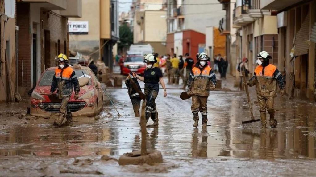 Efectivos de Bomberos trabajan en la limpieza de una calle de Paiporta (Valencia), este martes. EFE/Jorge Zapata