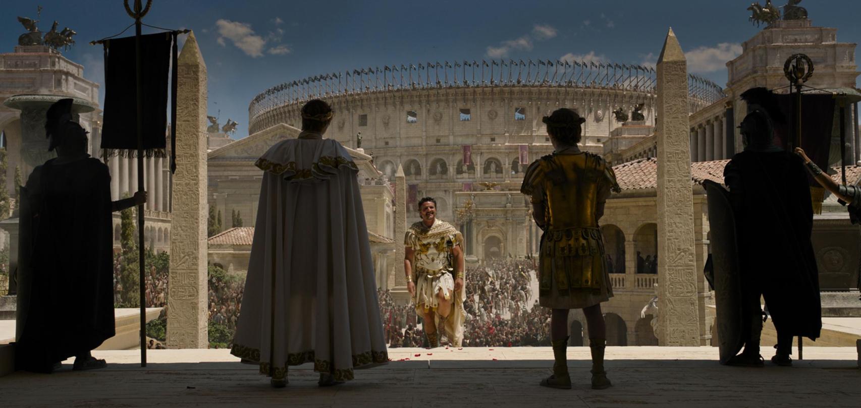 Escena de 'Gladiator II' con una reconstrucción del Coliseo al fondo y con Pedro Pascal en segundo plano. Su personaje, el general Marco Acacio, es ficticio.