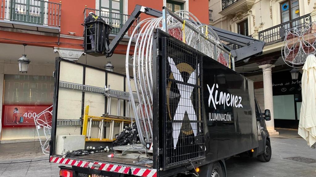 Un trabajador de Iluminación Ximenez poniendo luces en la Plaza Mayor