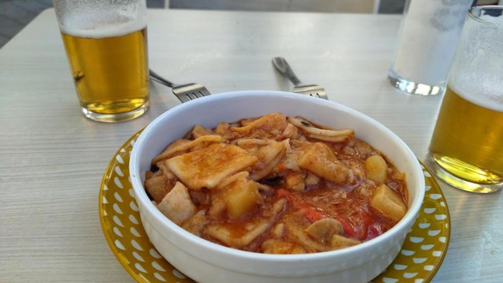 Un plato de gazpachos incluido con la bebida.