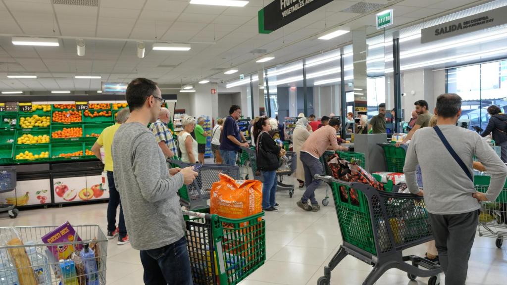 Varios clientes en una tienda de Mercadona.