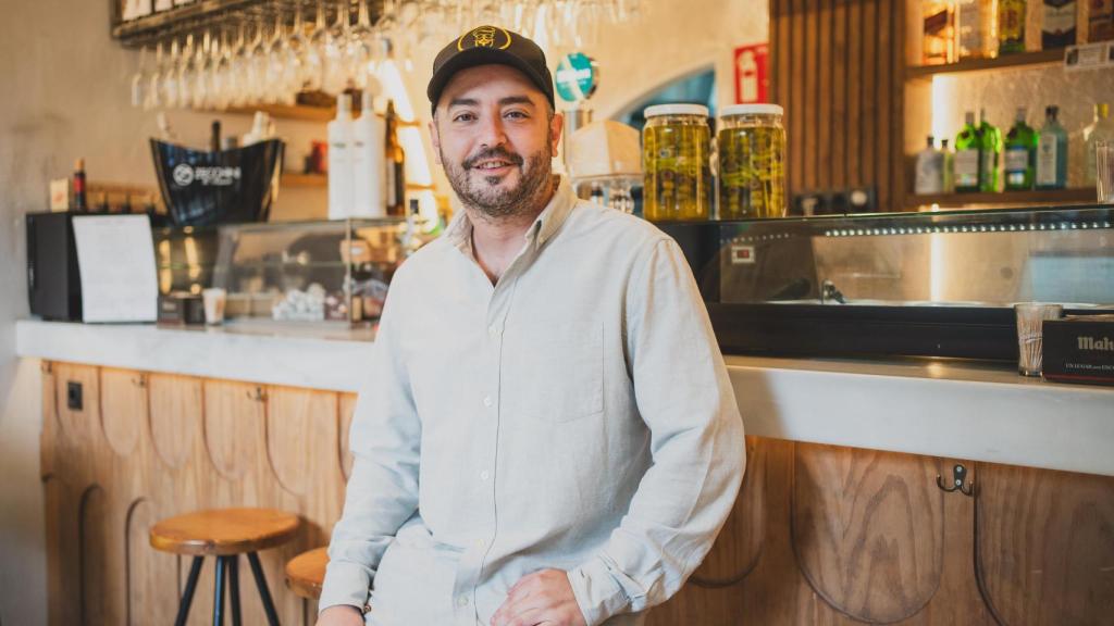 Aarón Guerrero en la barra de su restaurante la Tía Feli.