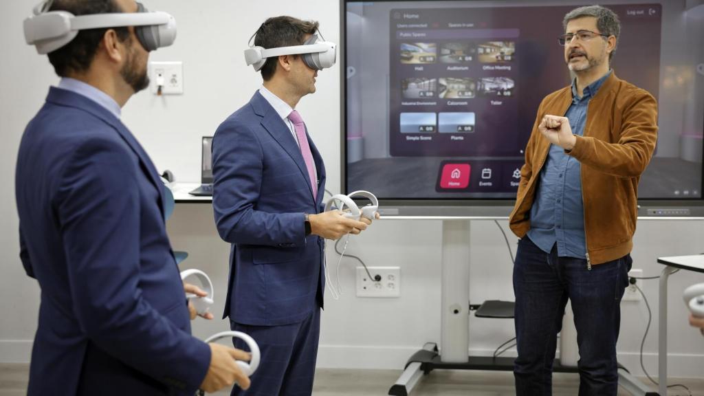 El consejero de Educación, Ciencia y Universidades, Emilio Viciana, en su visita al Centro Integrado de Formación Profesional (CIFP) público José Luis Garci, en la localidad de Alcobendas