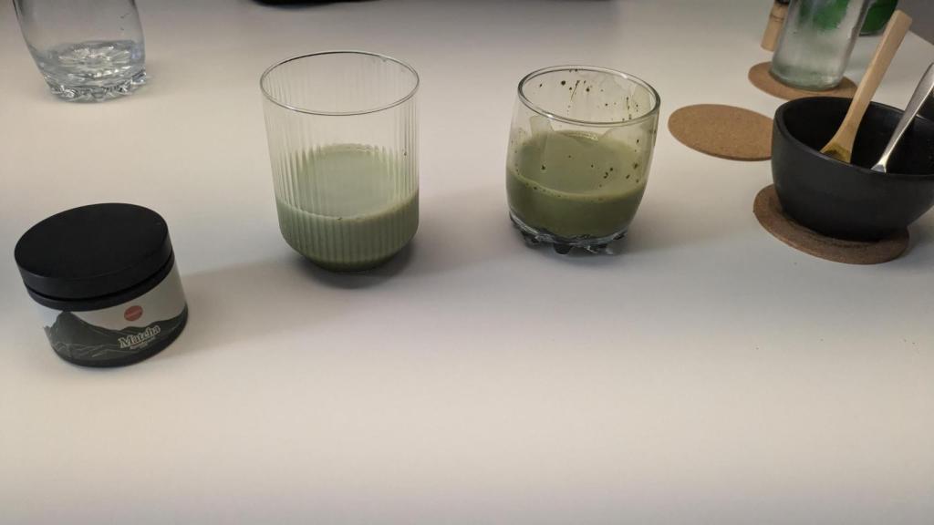 Té matcha de Kisori mezclado con leche (izquierda) y té matcha de una de las marcas más vendidas de España.