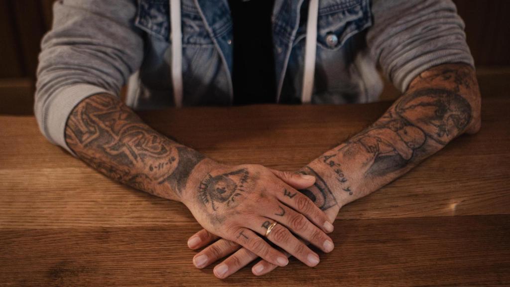 Detalle de las manos y los tatuajes de Kiko Rivera durante la entrevista con EL ESPAÑOL.