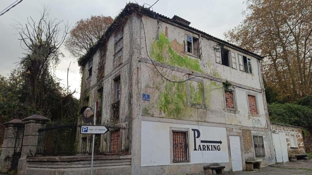 Vivienda abandonada próxima al Pazo dos Serrano y junto al Pazo de Vilaboa.