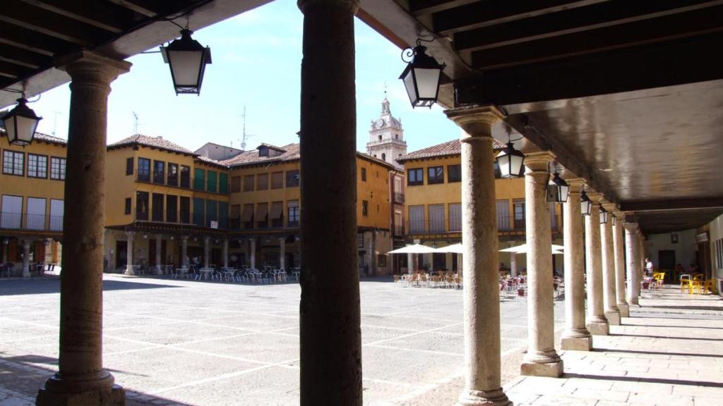 La plaza Mayor, enteramente rodeada de soportales