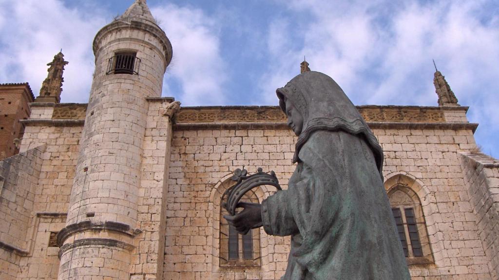 Iglesia-museo de San Antolín, y junto a ella la estatua de la reina Juana