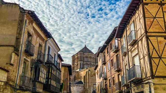 La Calle Mayor de Toro y, al fondo, la imponente cúpula de la Colegiata de Santa María