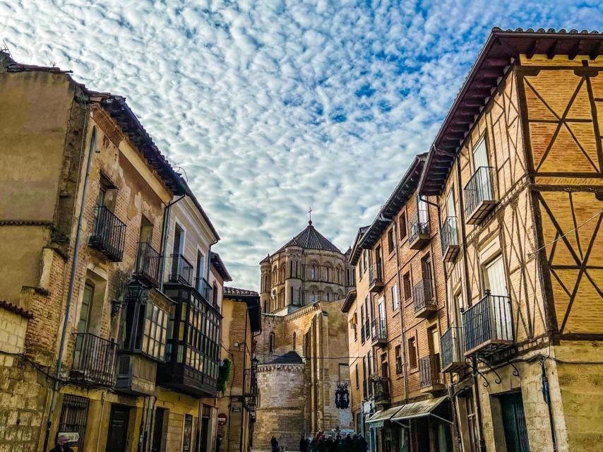 La Calle Mayor de Toro y, al fondo, la imponente cúpula de la Colegiata de Santa María