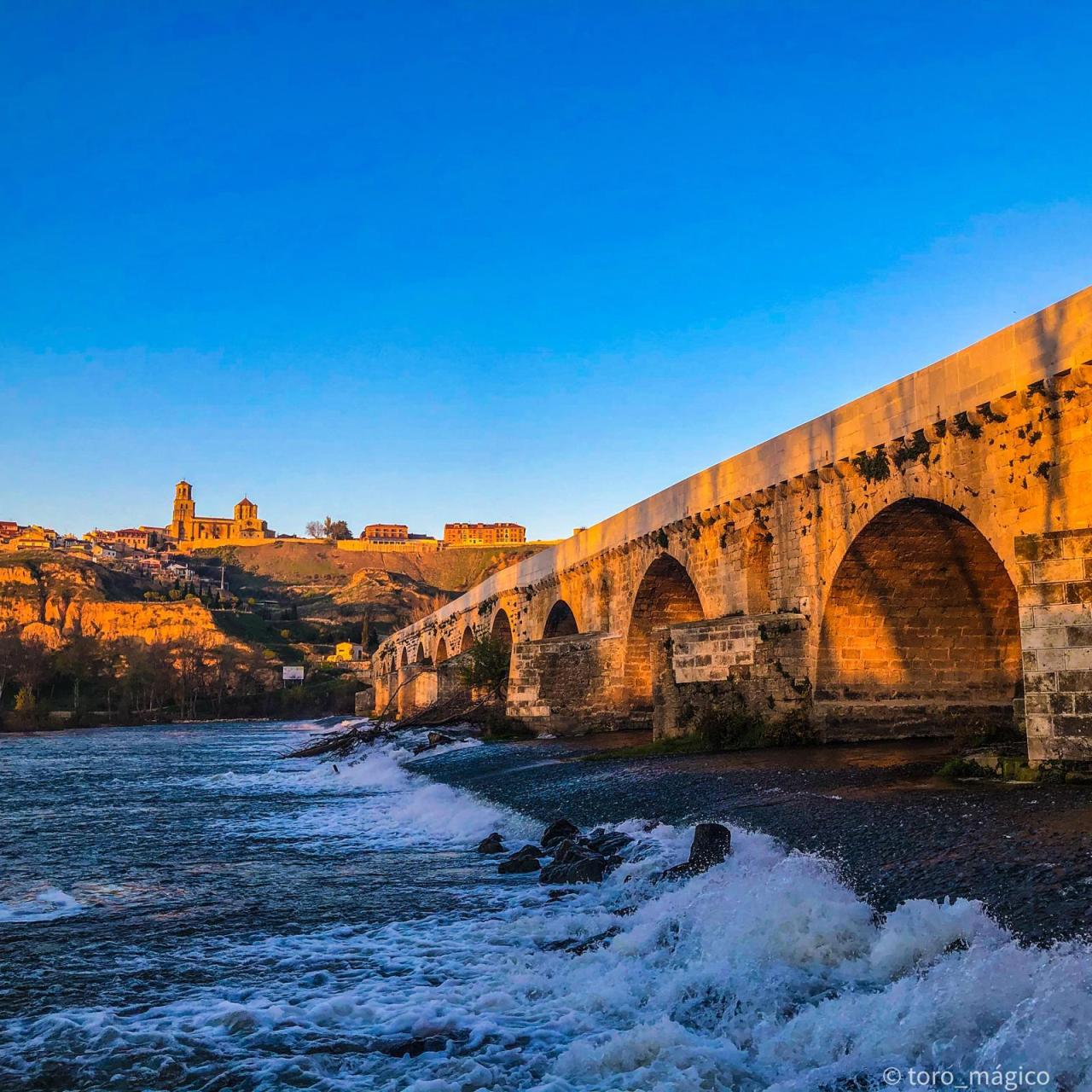 El río Duero a su paso por Toro. En primer término, el puente medieval de la ciudad