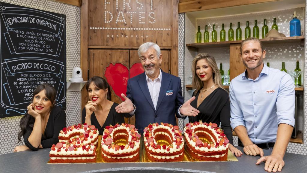 Carlos Sobera y el equipo de 'First Dates', celebrando los 2.000 programas emitidos.