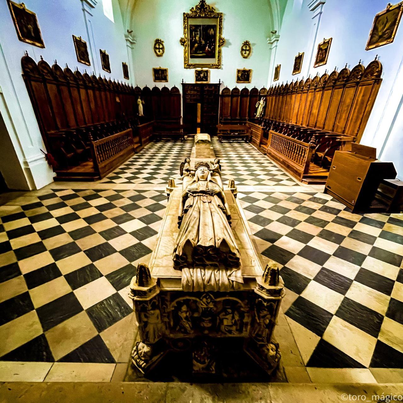 Sepulcro de la reina Doña Beatriz de Portugal en el monasterio de Sancti Spiritus.