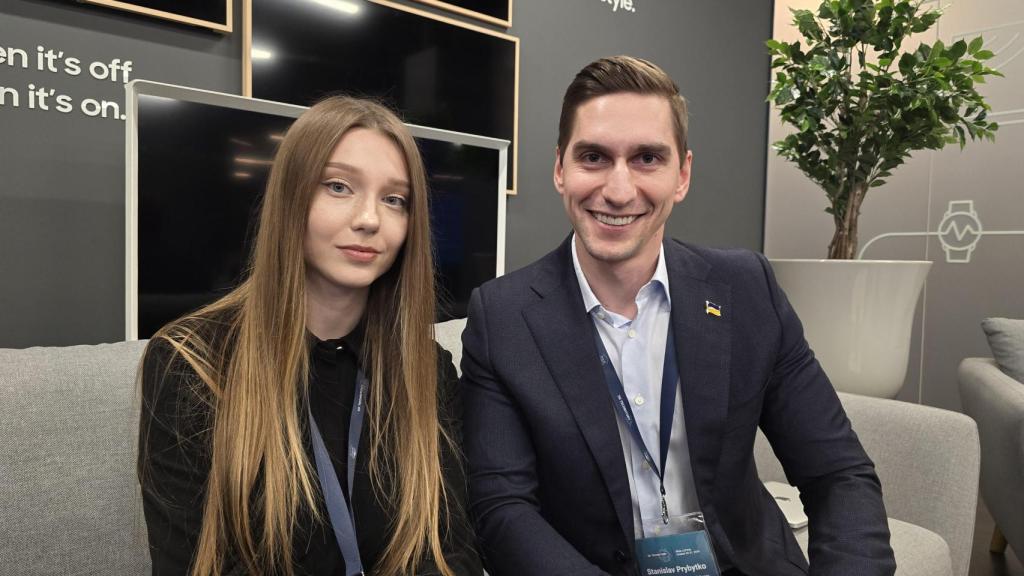 Elina Gansetska y Stanislav Prybytko, expertos del ministerio ucraniano de transformación digital.