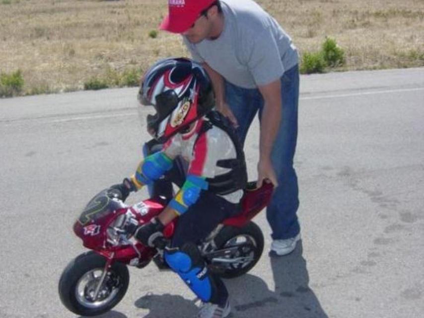 Jorge Martín, de niño junto a su padre.