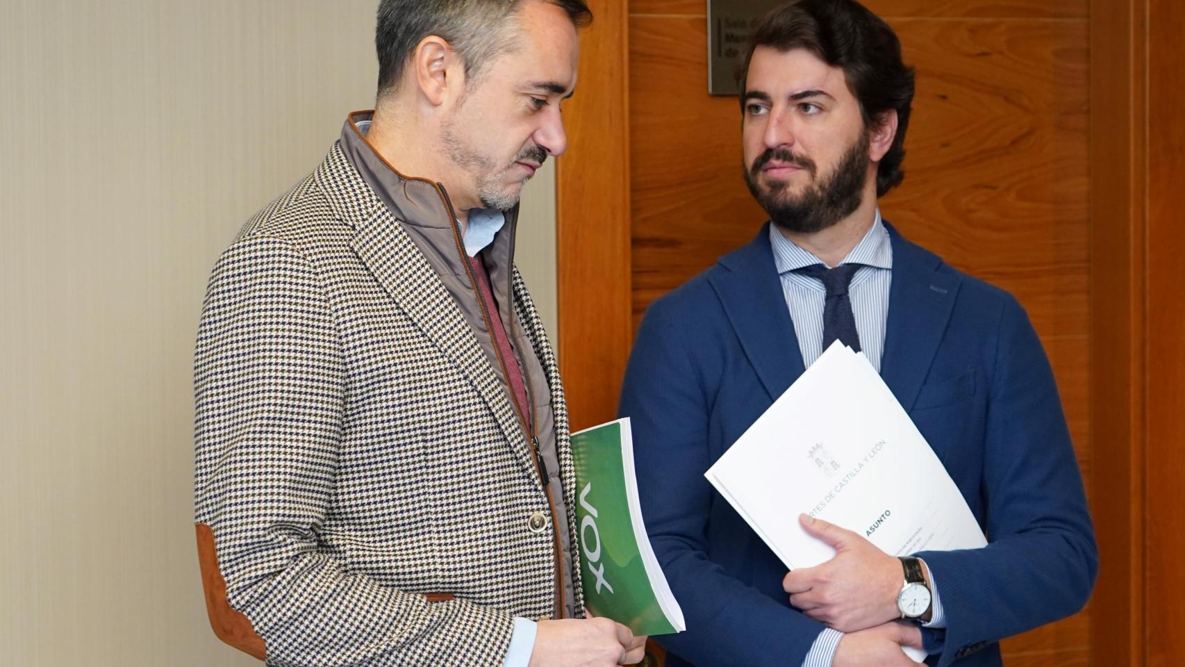 El portavoz adjunto de Vox, David Hierro, y el portavoz, Juan García-Gallardo, antes de la celebración de la Junta de Portavoces de este viernes en las Cortes
