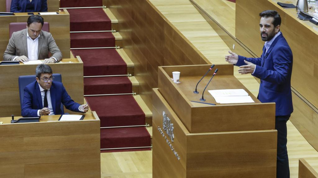 El portavoz socialista en las Cortes Valencianas, José Muñoz, interviene durante el pleno. Efe / Biel Aliño