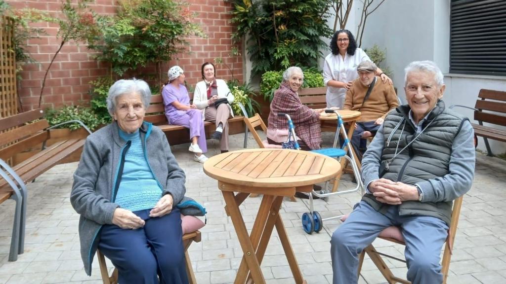 Un grupo de residentes en el patio de la residencia CleceVitam Otazu