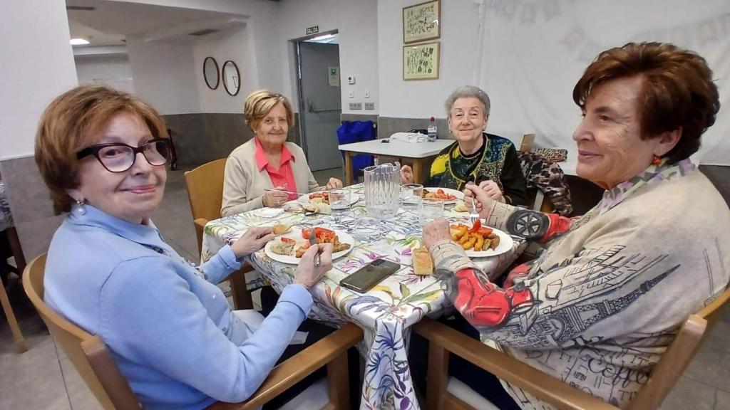 Un grupo de residentes disfrutan de la comida en el comedor de CleceVitam Otazu