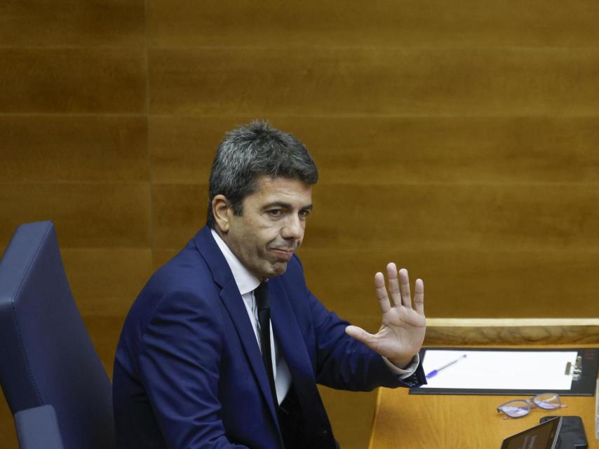 El president de la Generalitat, Carlos Mazón tras comparecer en Les Corts durante el pleno de este viernes.