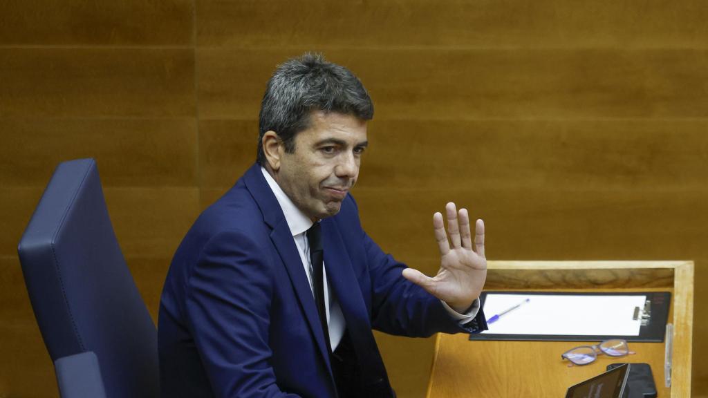 El president de la Generalitat, Carlos Mazón tras comparecer en Les Corts durante el pleno de este viernes. Efe / Biel Aliño