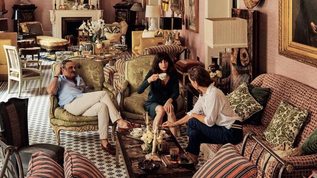 Fotografía del libro 'Madrid Chic' en la que aparece el diseñador de interiores Lorenzo Castillo en su casa, un palacio del siglo  XVIII en Madrid, acompañado de sus amigos: María Fitz James Stuart, vizcondesa de Jarafe; Blanca Suelves Figueroa, hija de los  marqueses de Tamarit; y Macarena  del Rey, productora de exitosos programas como 'Masterchef' y 'Maestros de la costura'.