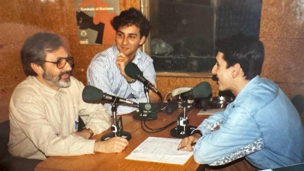 Iker Jiménez (centro) durante una emisión en Onda Verde en el año 1992.